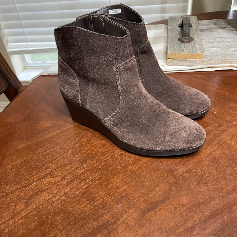 Crocs Leigh Suede Wedge Chelsea ankle boot